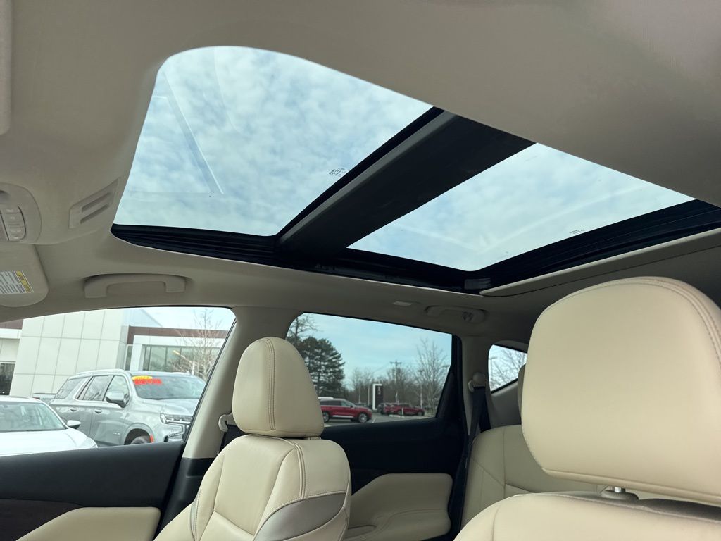 Used 2023 White Nissan Platinum image 7