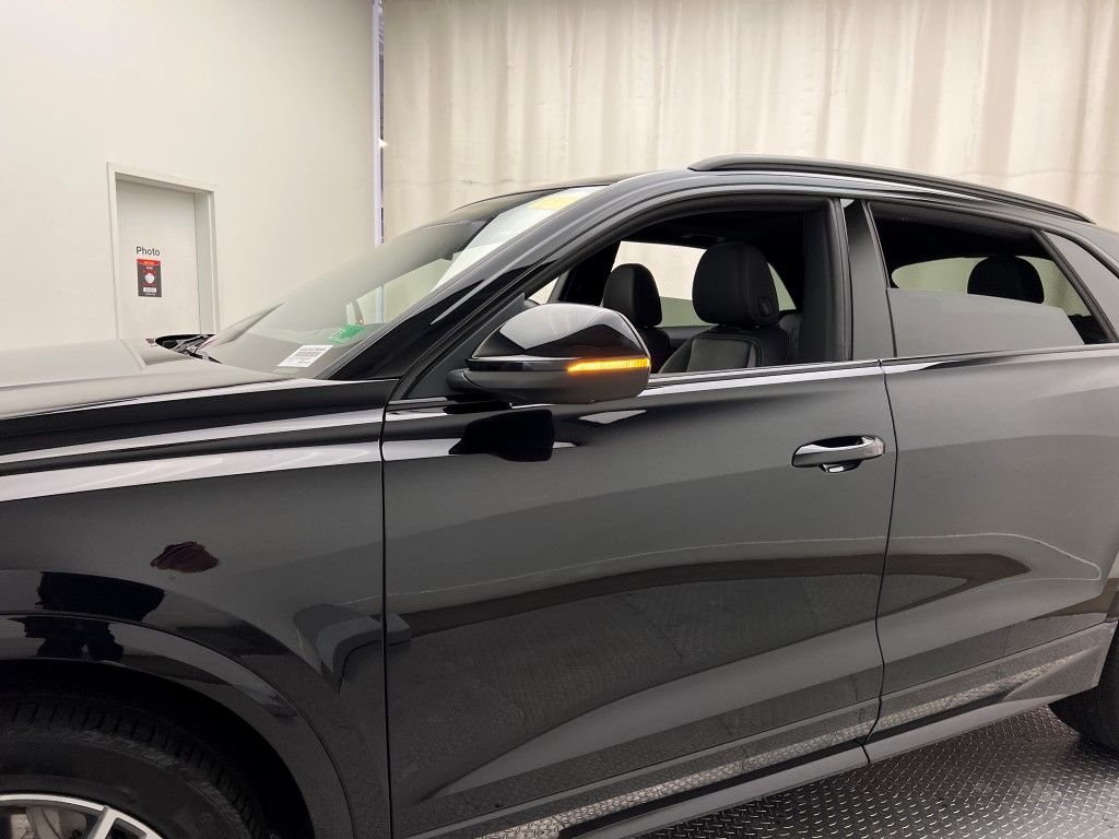 Thumbnail: 2021 Audi Q8 - 10