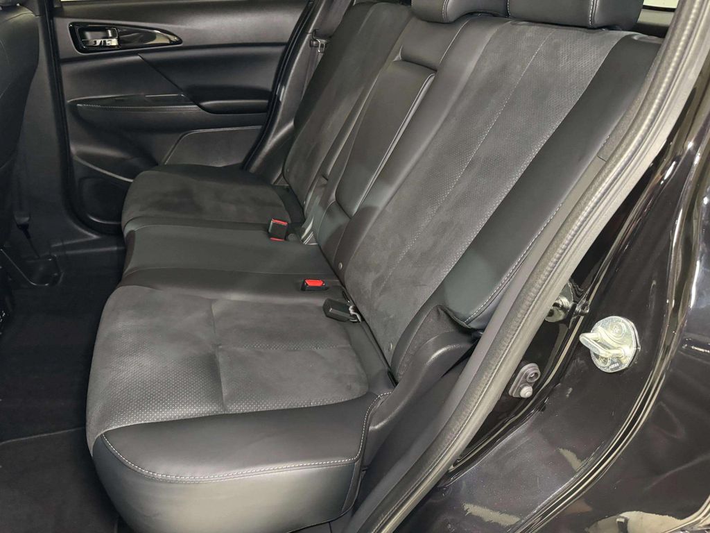 Used 2025 Labrador Black Pearl Mitsubishi SE image 23