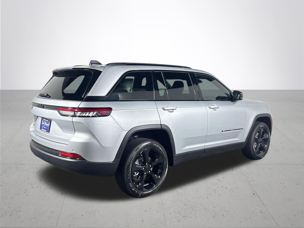 2025 Jeep Grand Cherokee Laredo photo 2