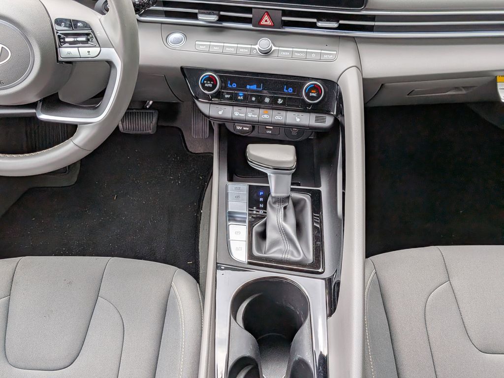 2025 Hyundai Elantra SEL - Photo 17