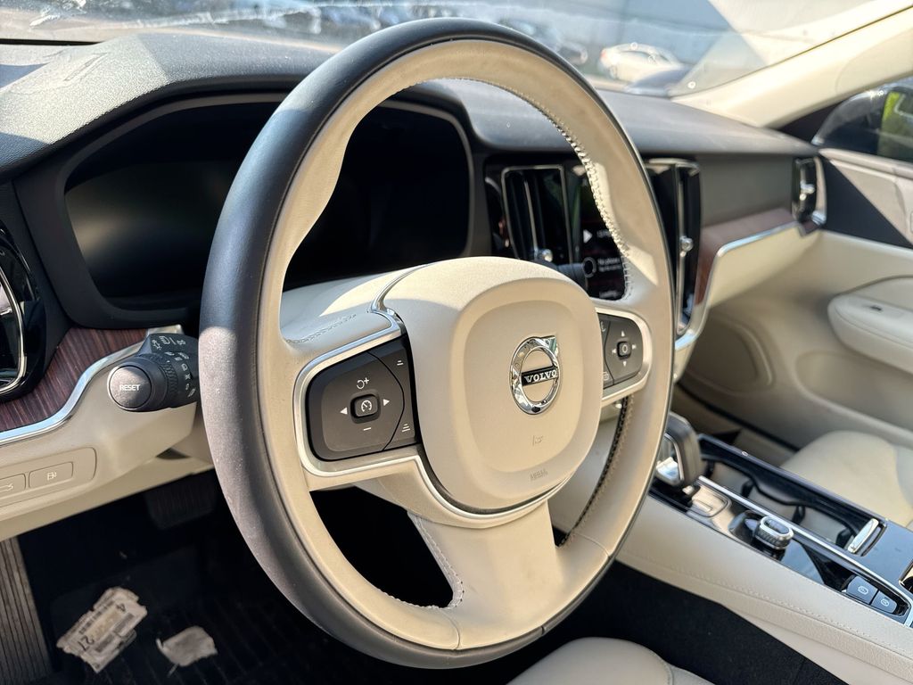 2022 Volvo S60 T8 R-Design 3