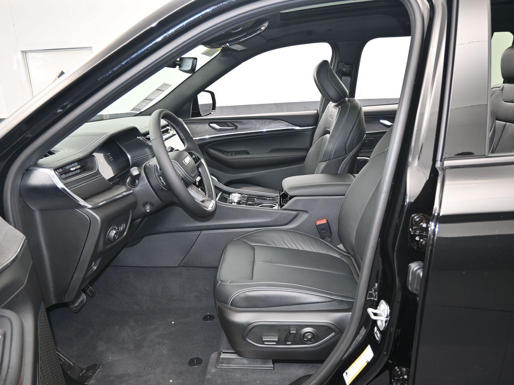 New 2025 Diamond Black Crystal Pearlcoat Jeep Overland image 12