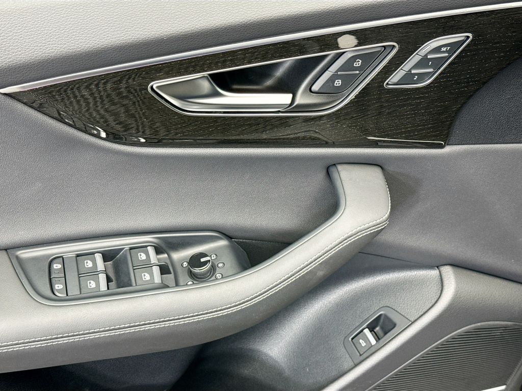 Thumbnail: 2025 Audi Q8 - 22