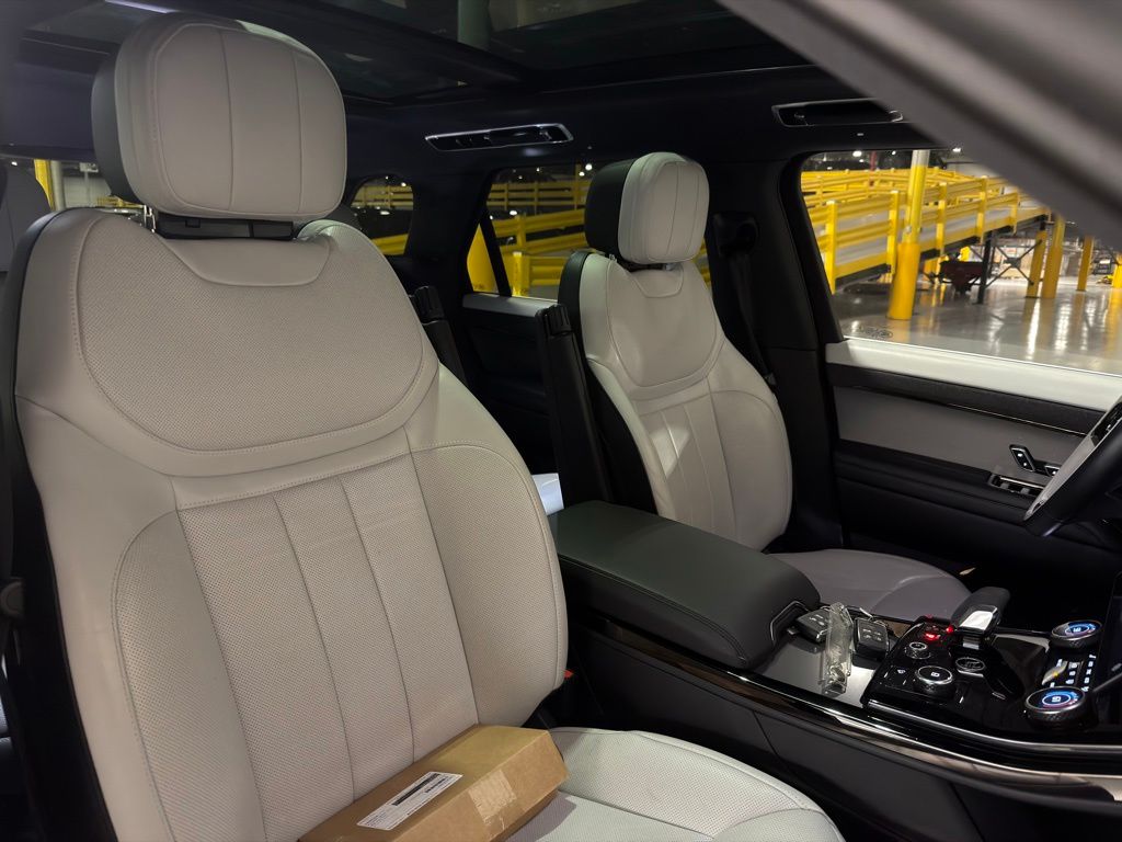 Thumbnail: 2023 Land Rover Range Rover Sport - 4