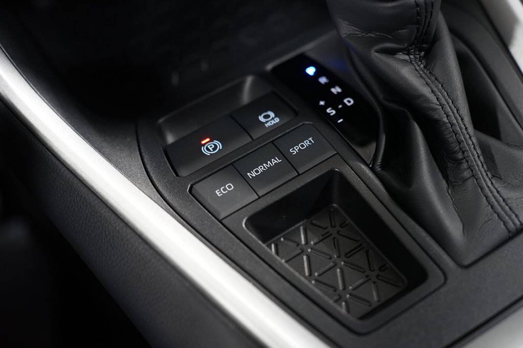 2025 Toyota RAV4 XLE 22