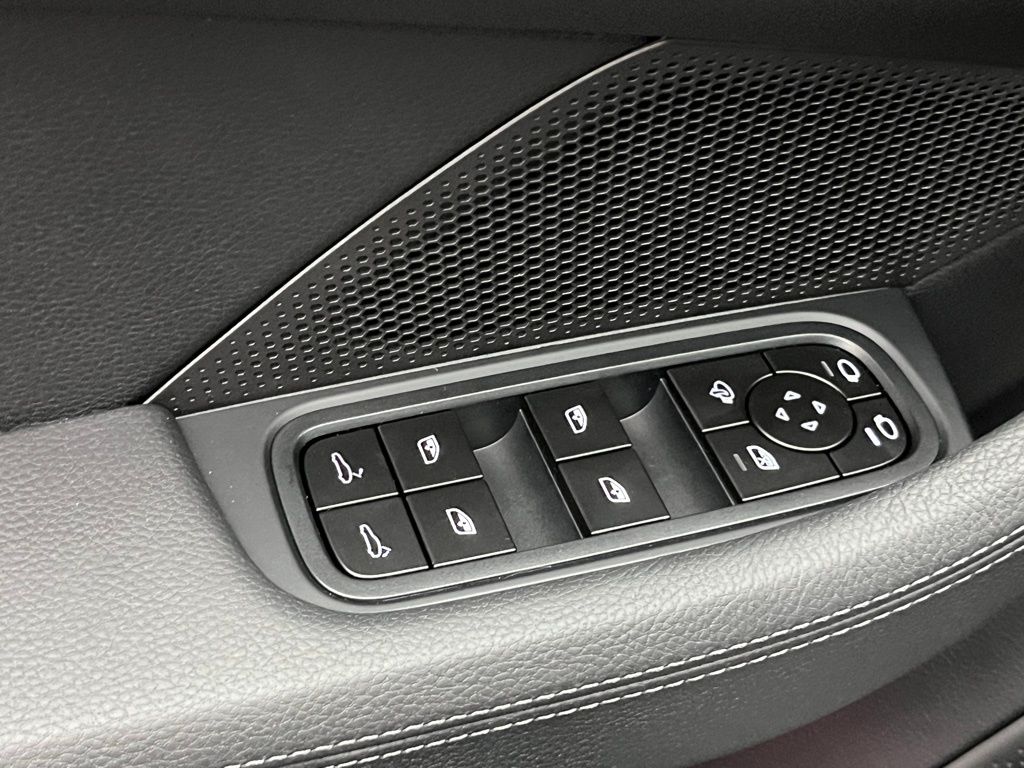 Thumbnail: 2025 Porsche Panamera - 20