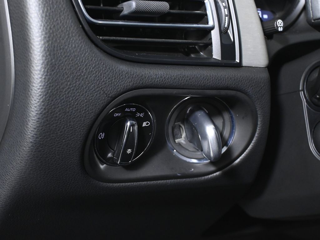 Thumbnail: 2025 Porsche Macan - 30