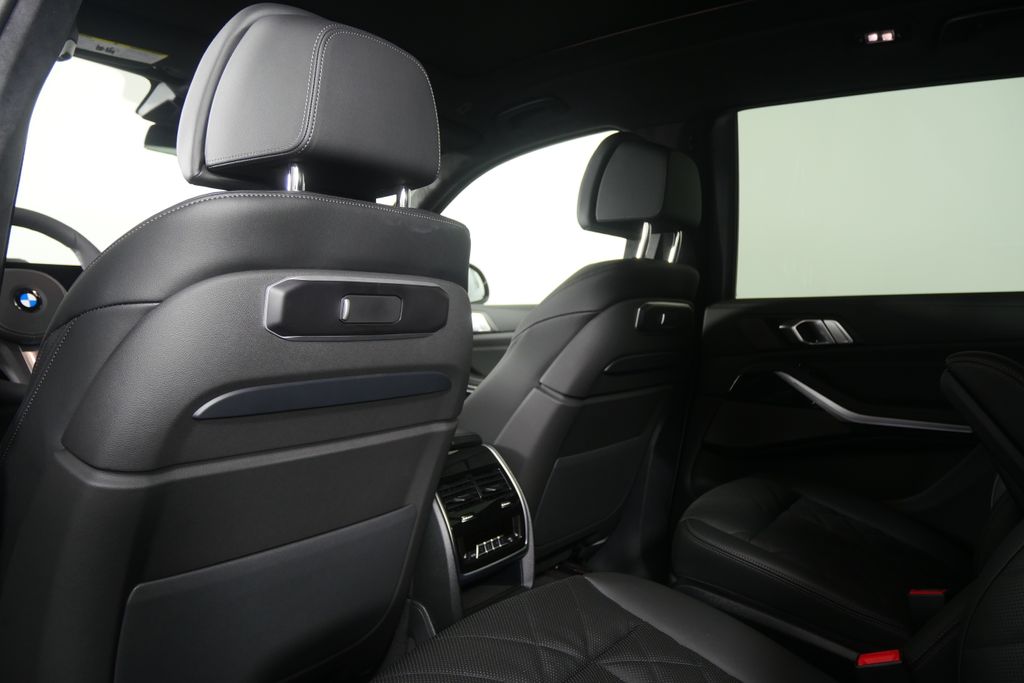 Thumbnail: 2027 BMW X7 - 17