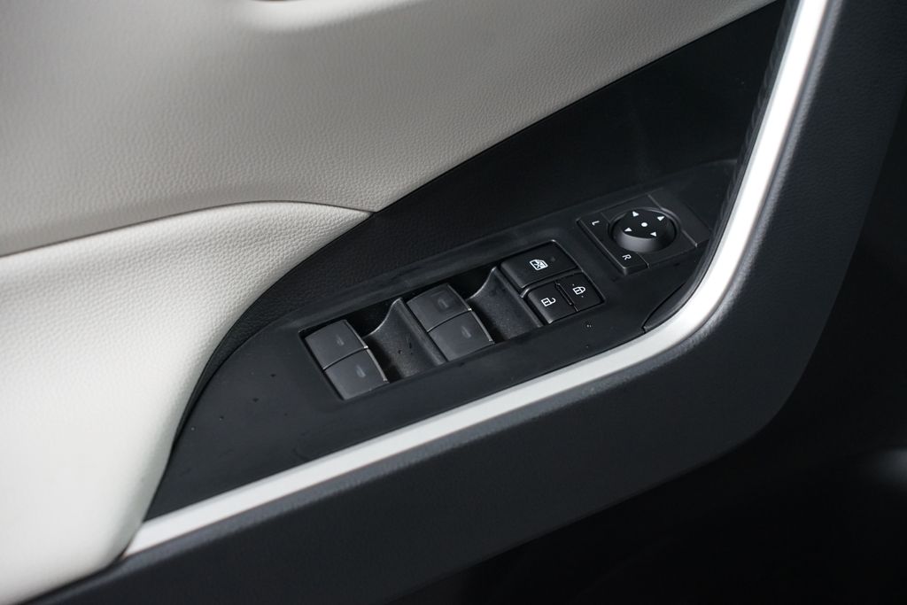 2025 Toyota RAV4 XLE 31