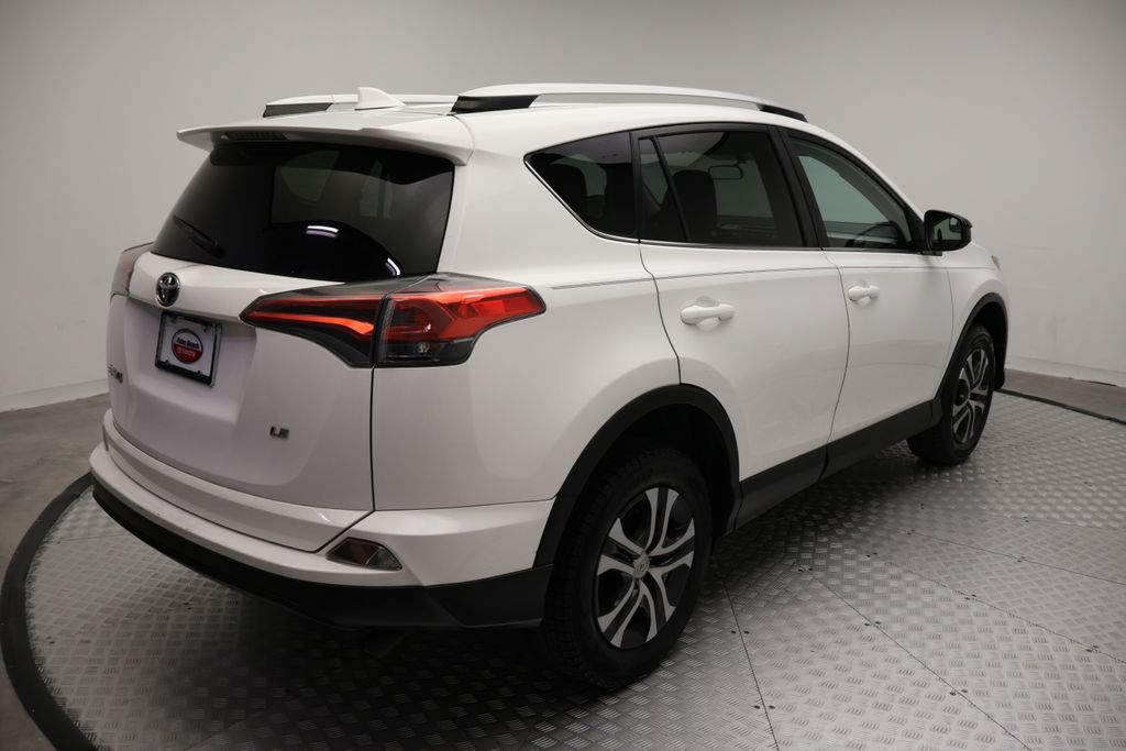 Thumbnail: 2016 Toyota RAV4 - 8