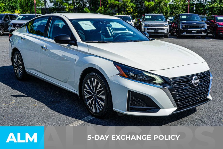 Used 2025 White Nissan 2.5 SV image 3