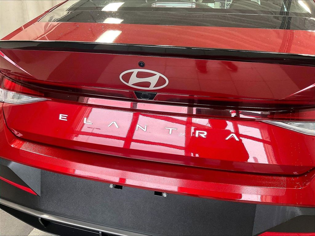 2025 Hyundai Elantra — photo 27