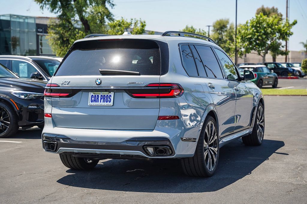 2025 BMW X7 xDrive40i 8