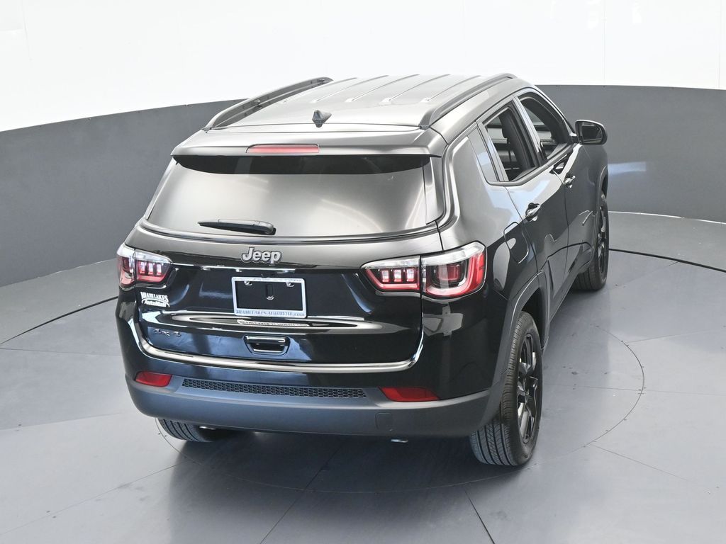 New 2026 Diamond Black Crystal Pearlcoat Jeep Latitude image 48