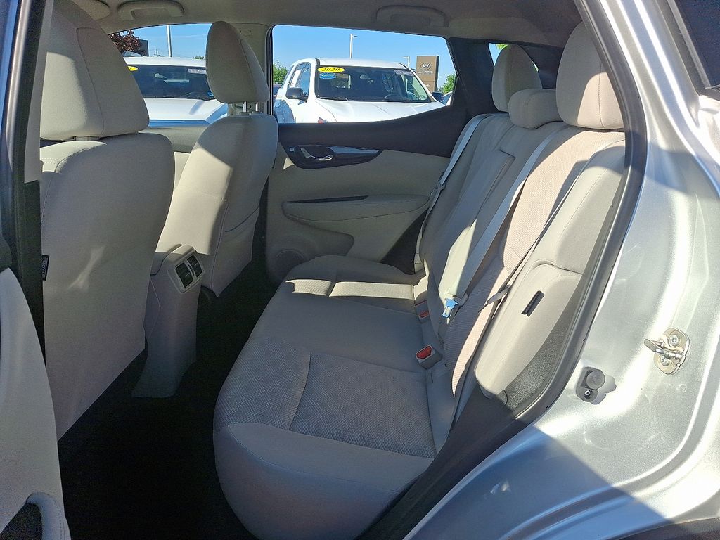 2022 Nissan Rogue Sport SV 10