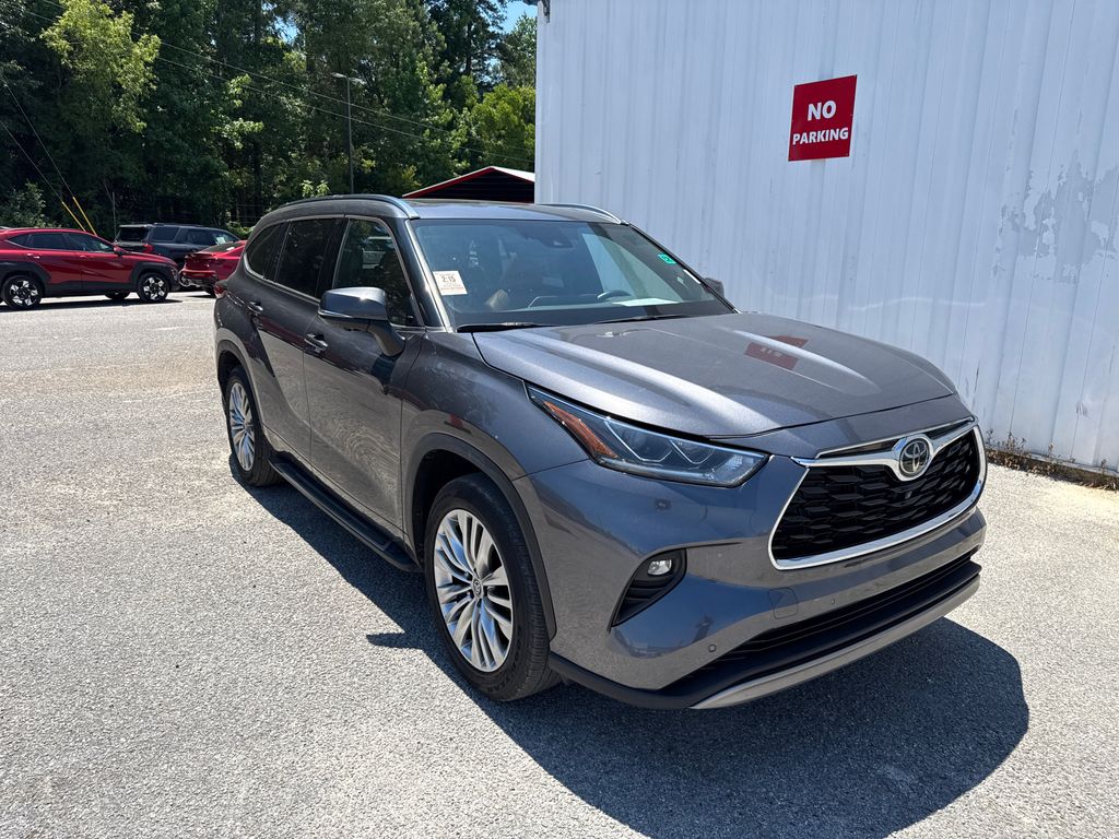 Magnetic Gray Metallic 2023 Toyota Highlander Platinum FWD SUV / Crossover Front-Wheel Drive 8-Speed Automatic