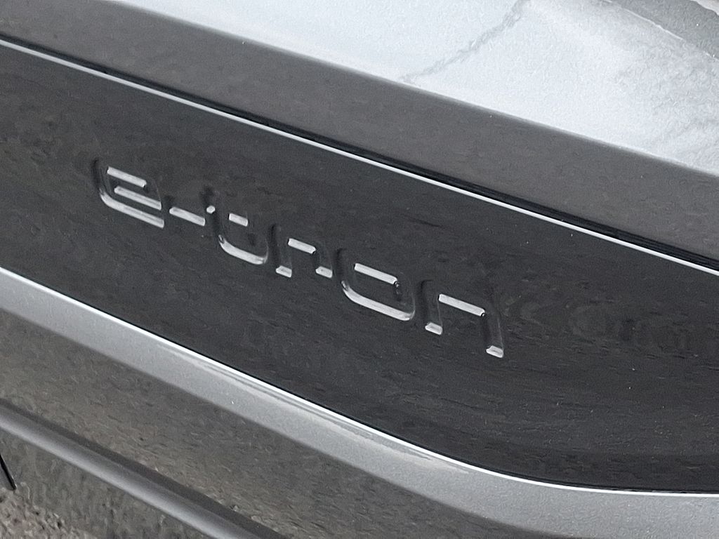 Thumbnail: 2025 Audi SQ6 e-tron - 30