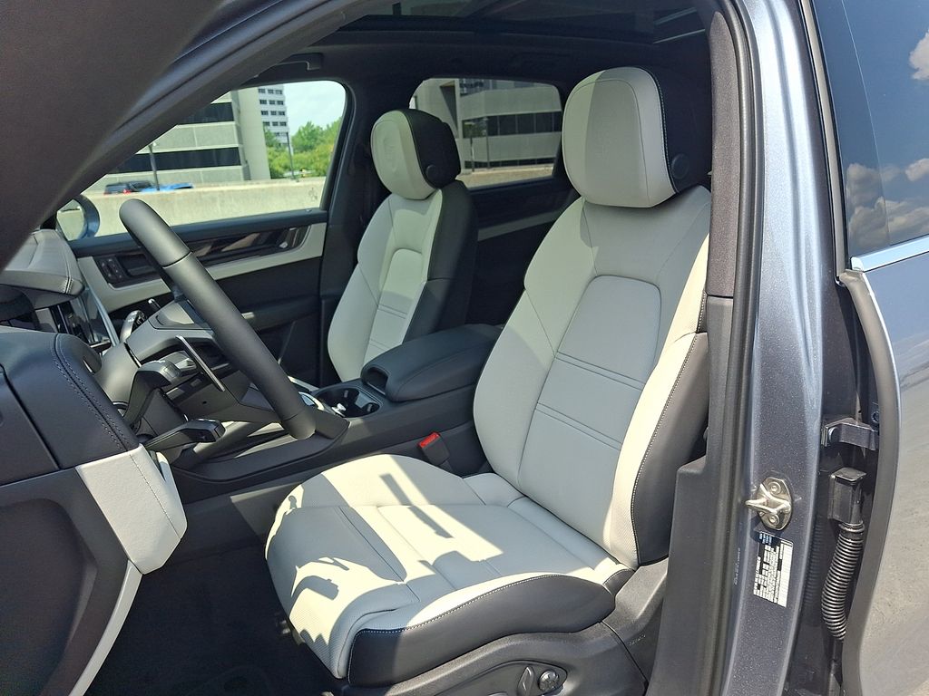Thumbnail: 2026 Porsche Cayenne - 15