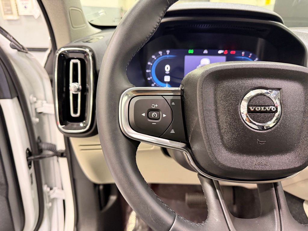 Thumbnail: 2025 Volvo XC40 - 10