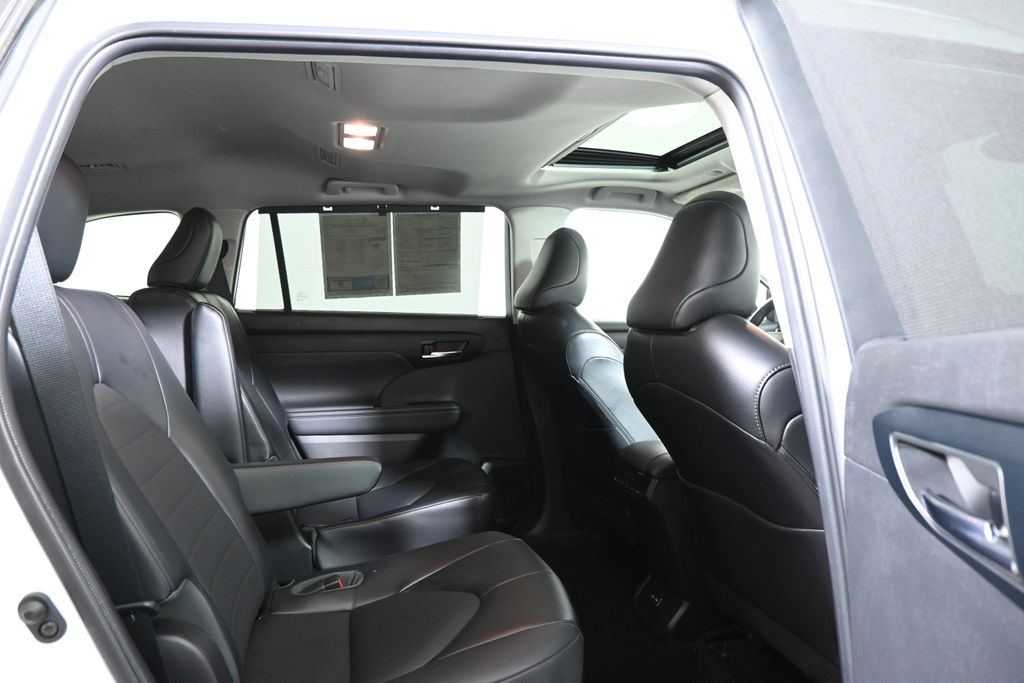 Thumbnail: 2022 Toyota Highlander - 25