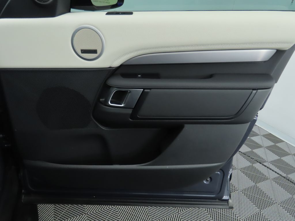 Thumbnail: 2024 Land Rover Discovery - 26