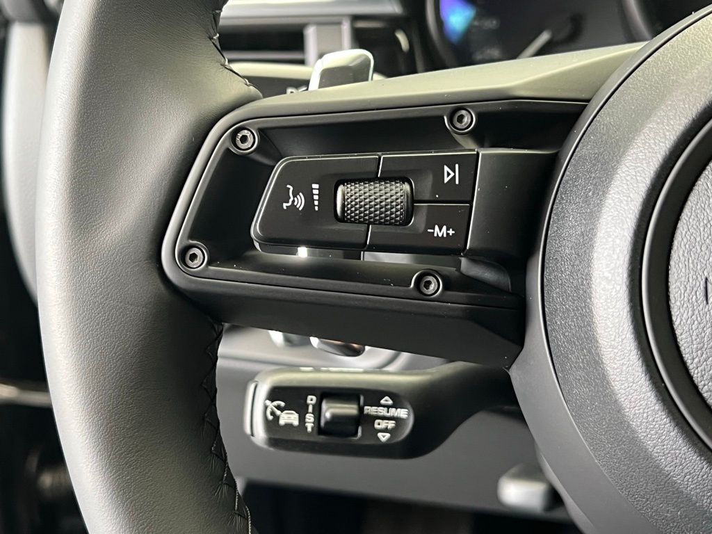 Thumbnail: 2026 Porsche Macan - 9