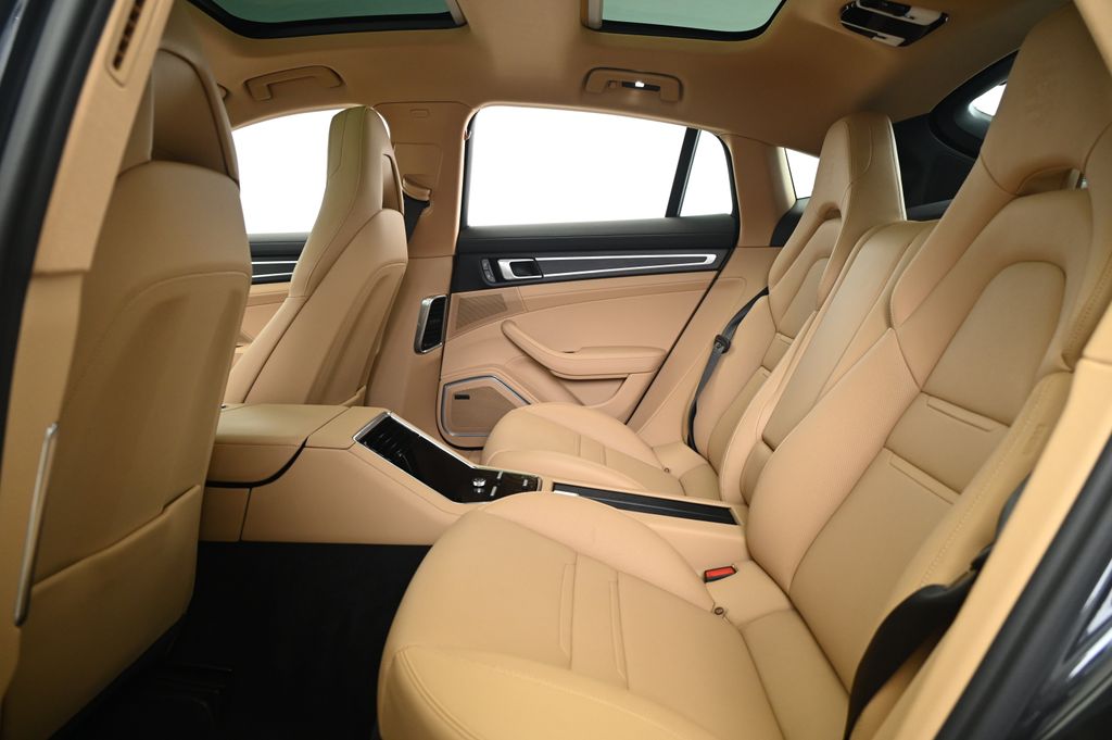 2022 Porsche Panamera Platinum 32