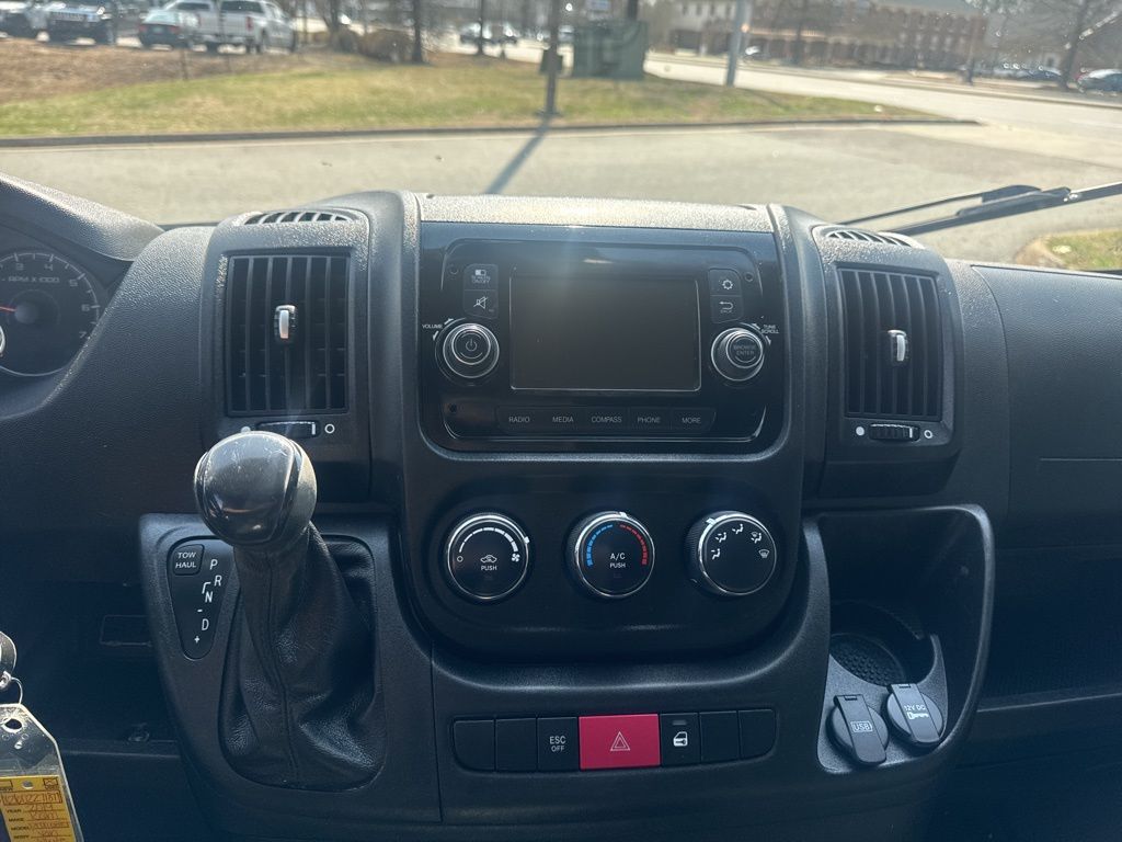 Used 2019 White Ram Base image 19