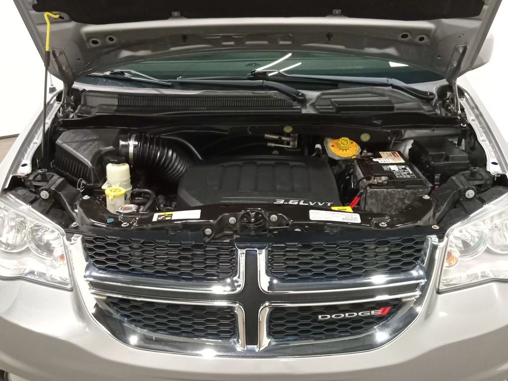 2018 Dodge Grand Caravan SXT — Billet Silver Metallic Clearcoat — photo 10