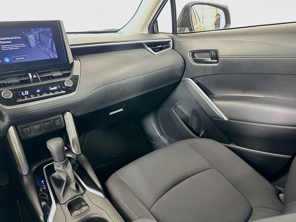 2023 Toyota Corolla Cross LE 23