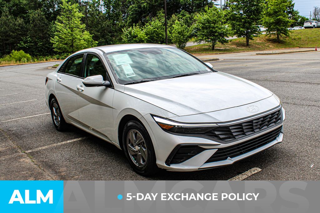 Used 2025 White Hyundai SE image 4