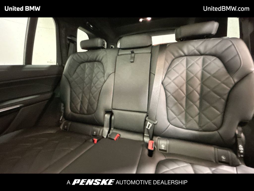 Thumbnail: 2026 BMW X7 - 21