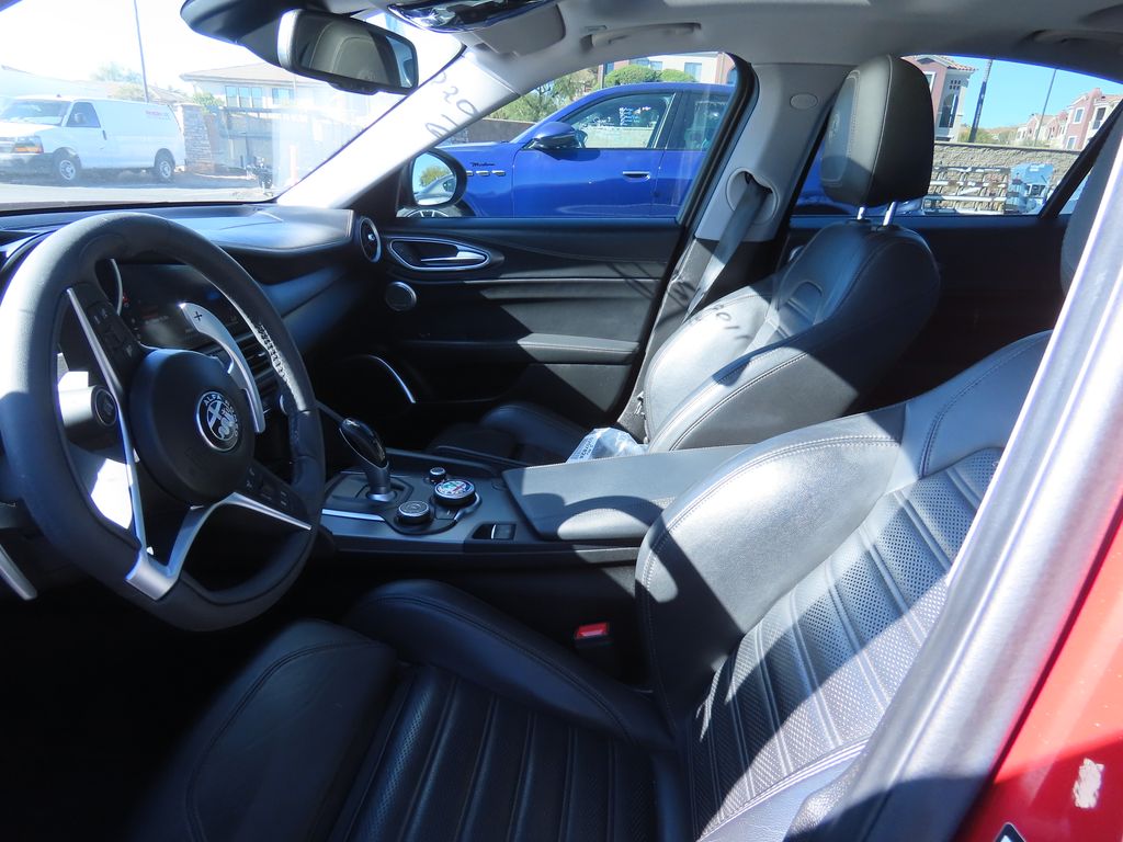 Thumbnail: 2019 Alfa Romeo Giulia - 10