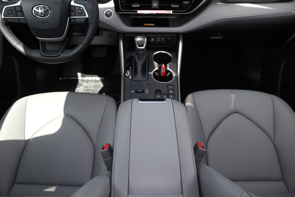 2025 Toyota Highlander XLE 16