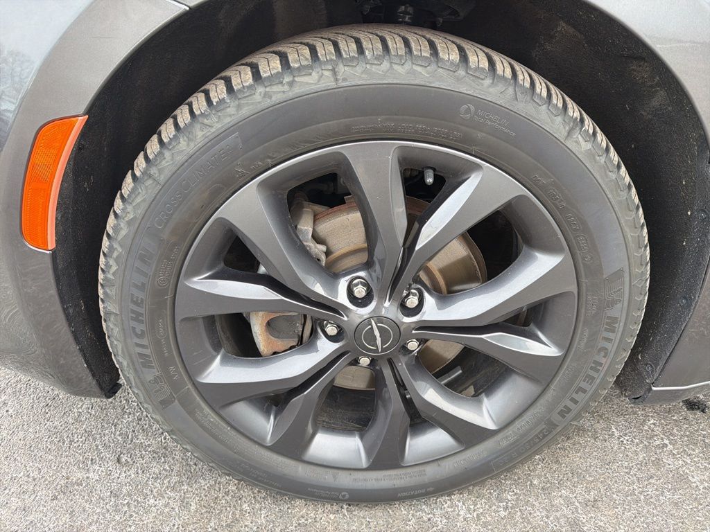 Thumbnail: 2018 Chrysler Pacifica - 10