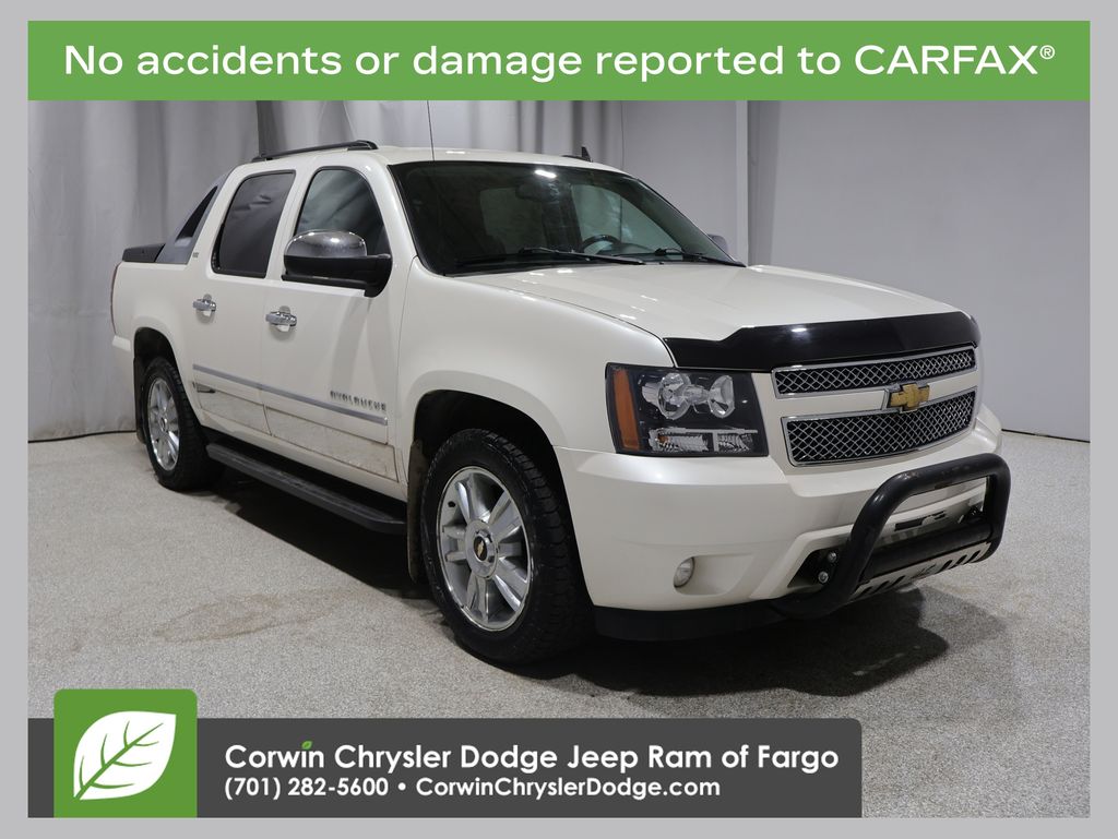 White Diamond Clearcoat 2010 Chevrolet Avalanche Pickup Truck Four-Wheel Drive 6-Speed Automatic