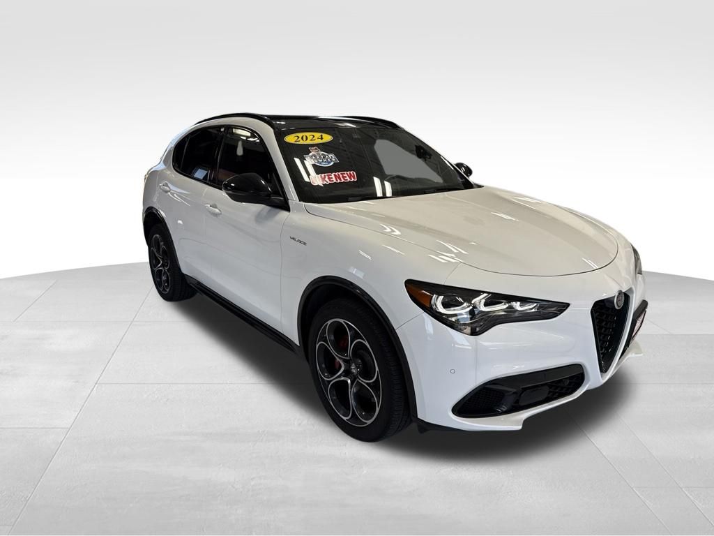 Used 2024 White Alfa Romeo Veloce image 11