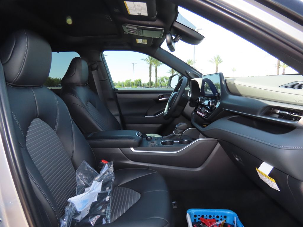 2025 Toyota Highlander XSE 19