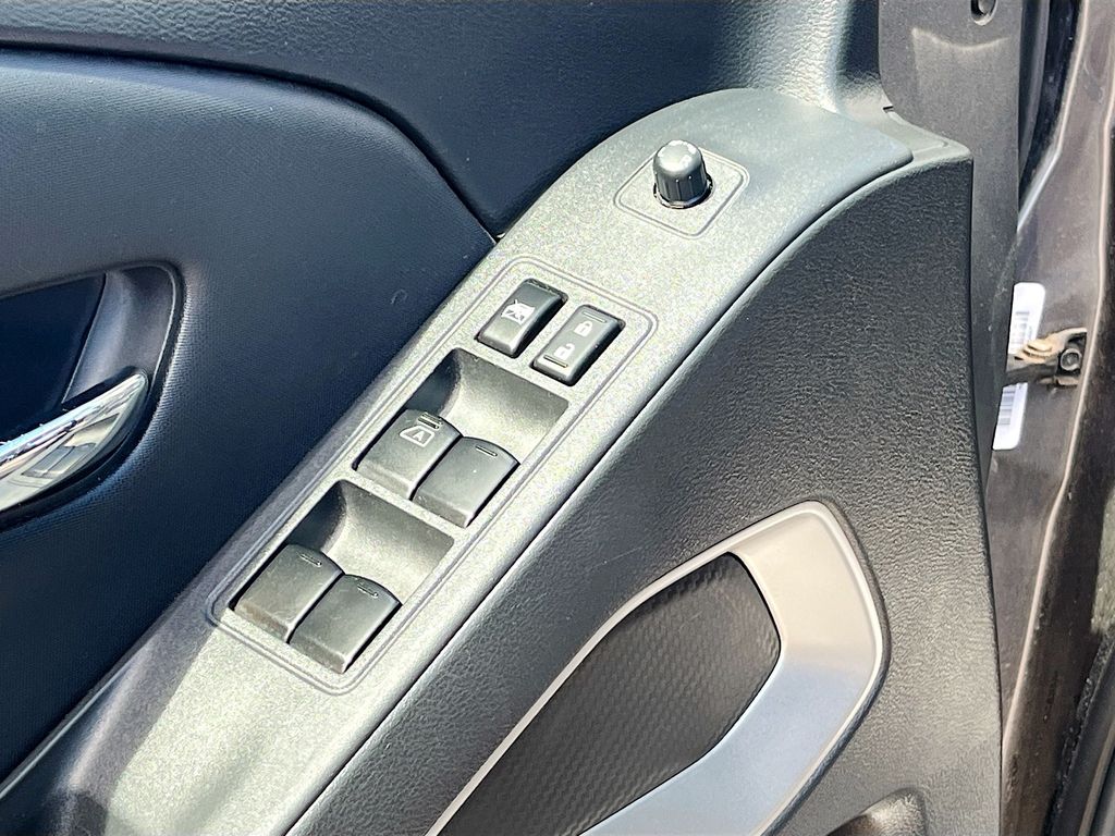 Used 2022 Gray Nissan SV image 17