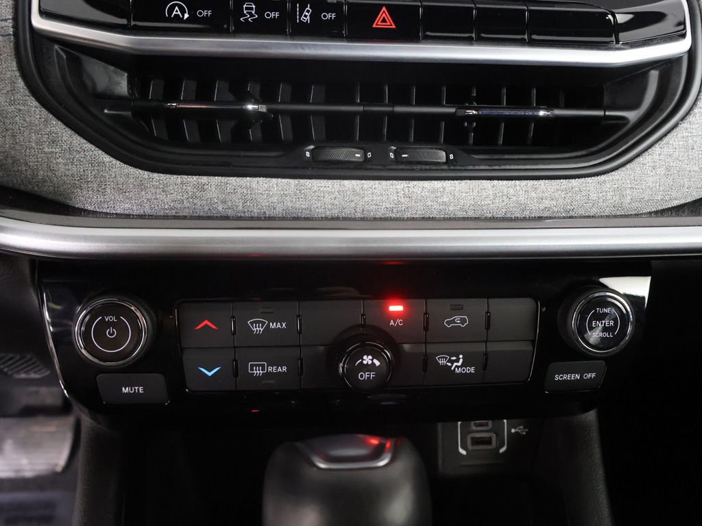 Used 2025 White Jeep Latitude image 41