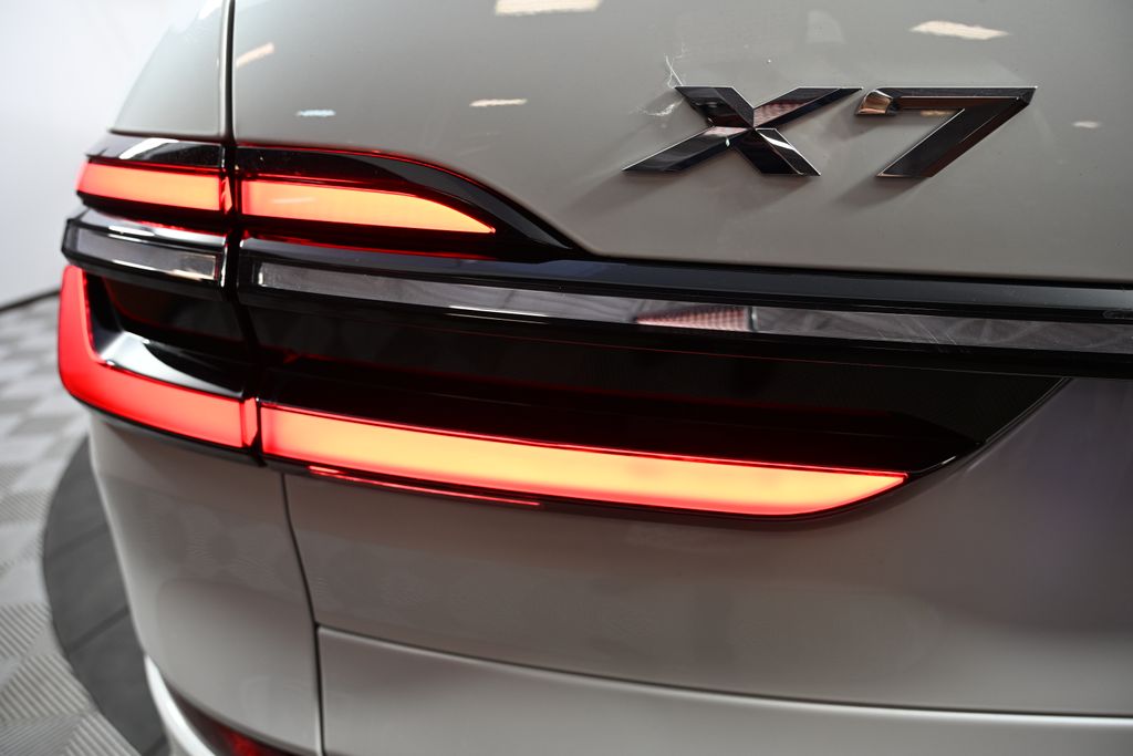 2023 BMW X7 xDrive40i 11
