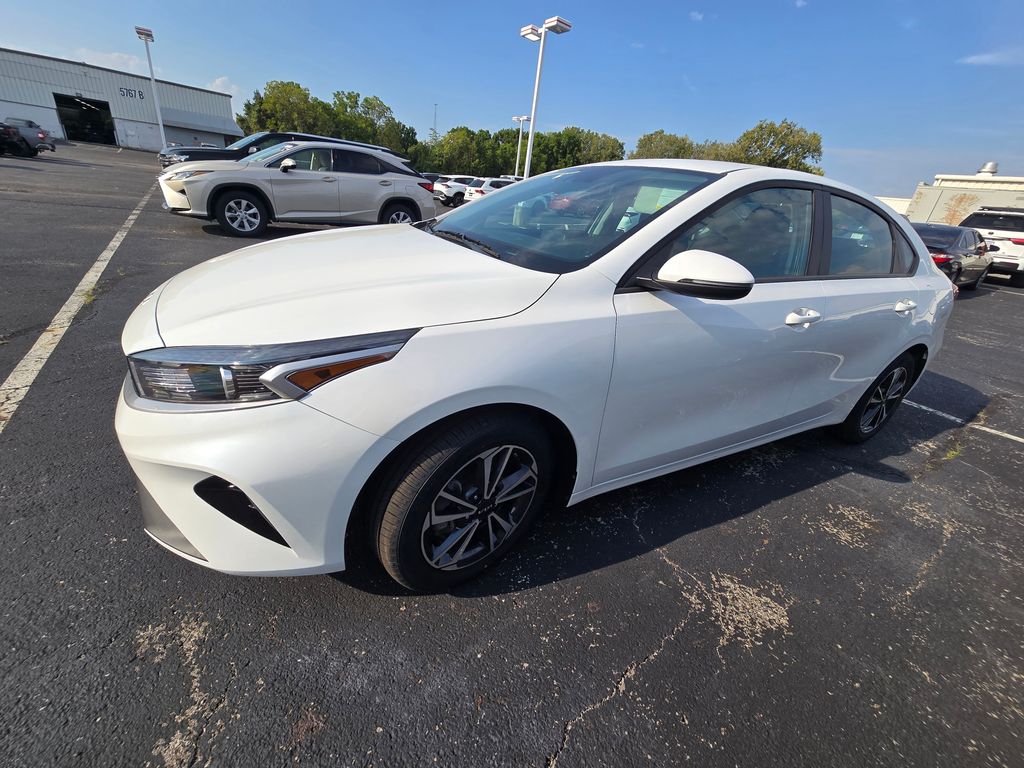 Used 2024 White Kia LXS image 4