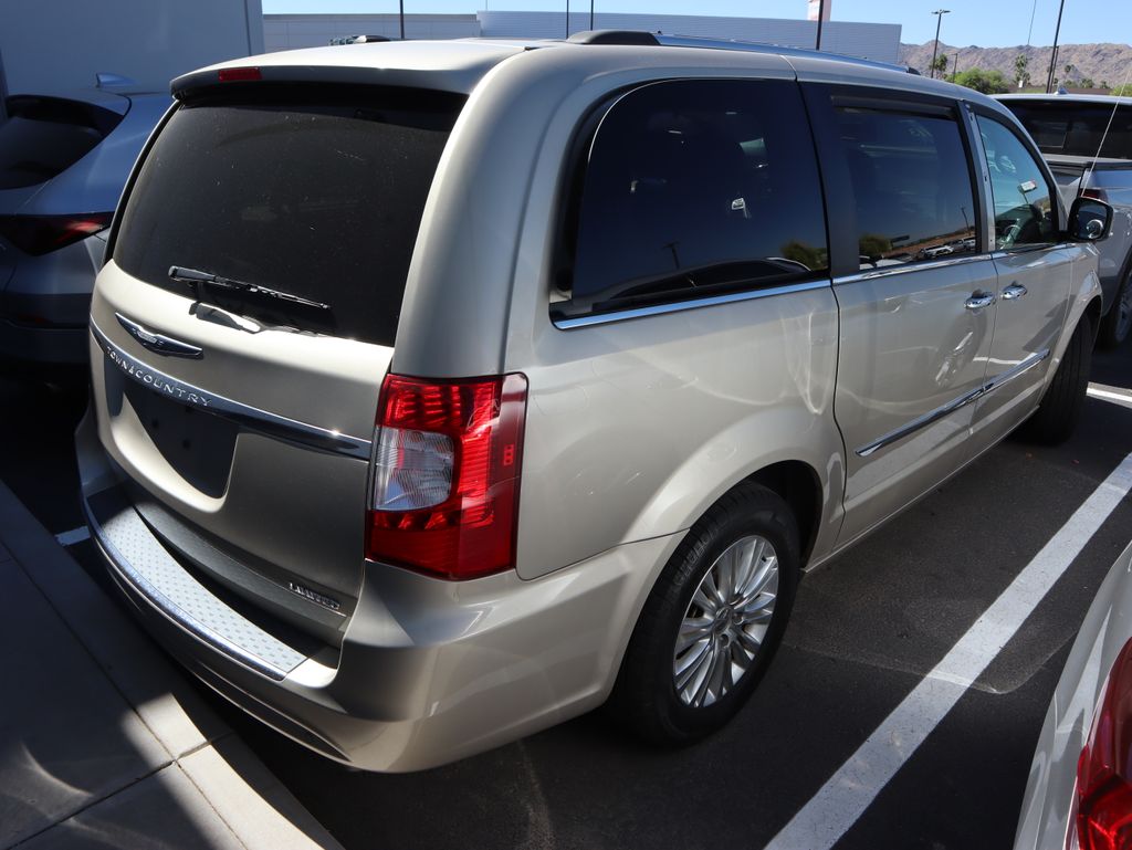 Thumbnail: 2015 Chrysler Town & Country - 4