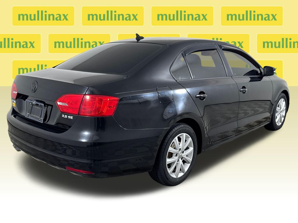 Used 2012  Volkswagen 2.5L SE image 4