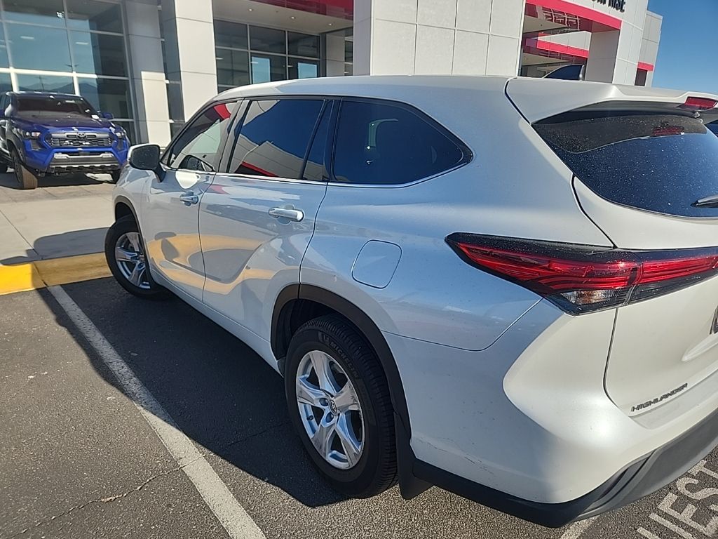 Thumbnail: 2022 Toyota Highlander - 4