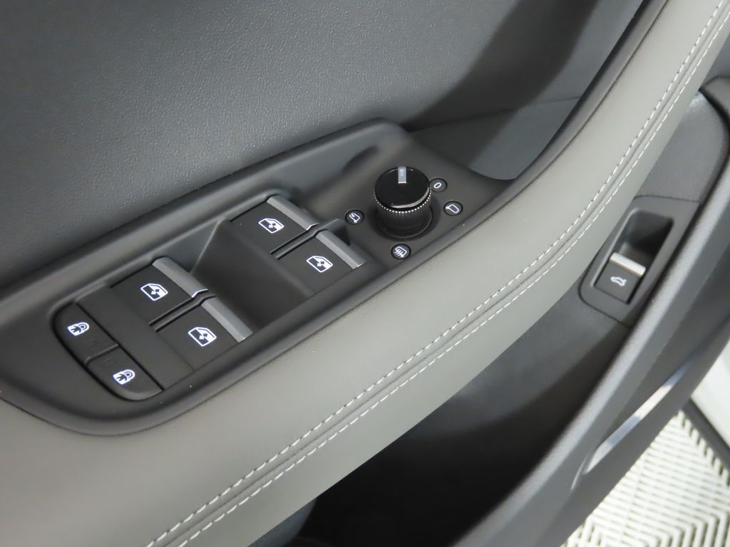 Thumbnail: 2025 Audi Q8 - 30