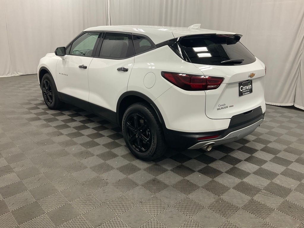 View vehicle photo 4
