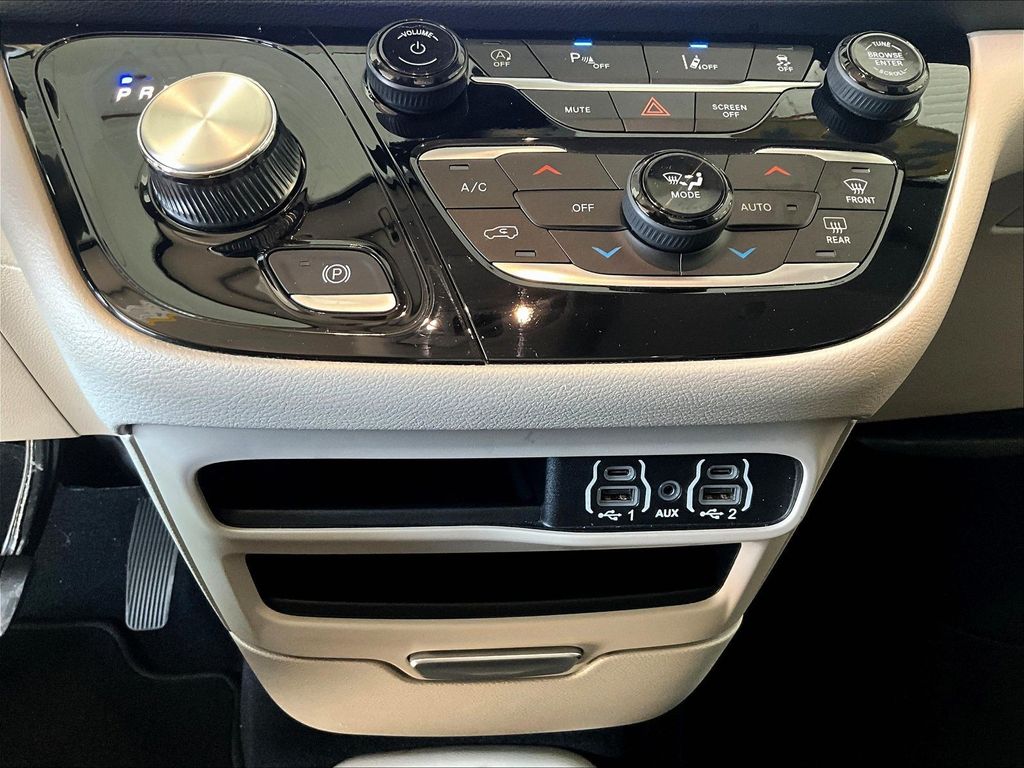 2023 Chrysler Pacifica — photo 27
