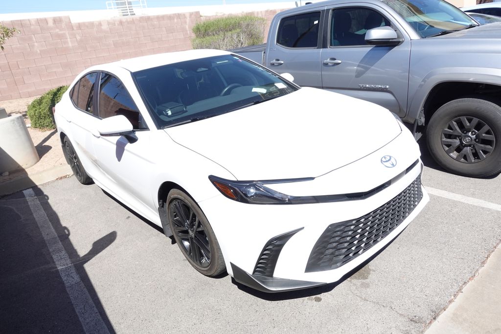 2025 Toyota Camry SE Hybrid's photo